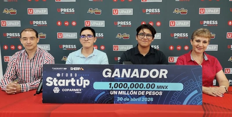 Equipo de NutriiApp presentando el premio del Foro Startup COPARMEX