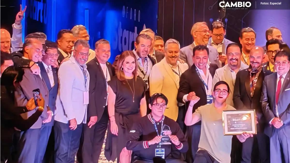 Equipo ganador de NutriiApp en el escenario del Foro Startup COPARMEX