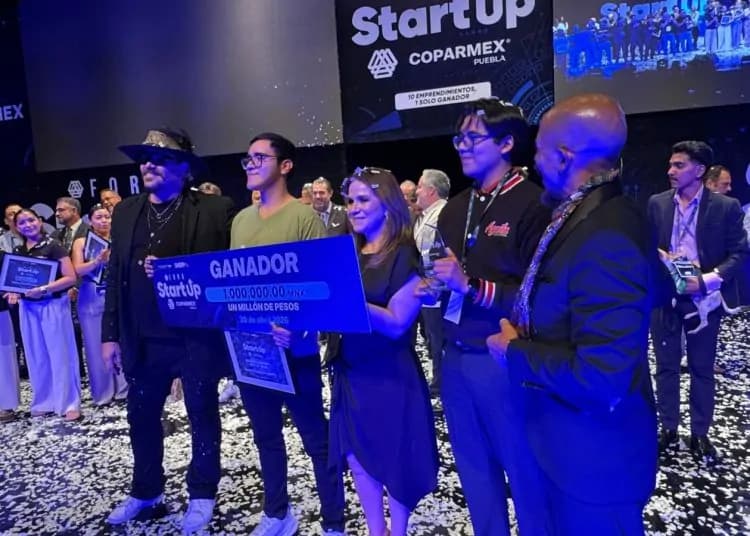 Fundadores de NutriiApp recibiendo el premio del Foro Startup COPARMEX
